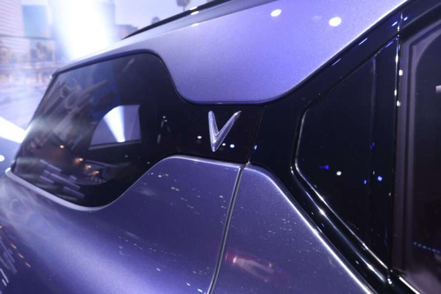 Xe Điện Vinfast VF e36 2021 : Thông số kĩ thuật, Giá xe lăn bánh & Chính sách giá bán tháng 12/2021 32 VinFast VF e36 có phần kính ở hông xe được tách làm 2 ở cột C bởi logo chữ “V” của VinFast