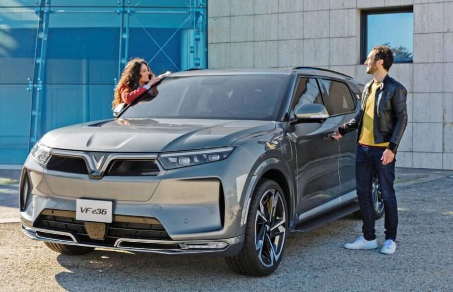 Xe Điện Vinfast VF e36 2021 : Thông số kĩ thuật, Giá xe lăn bánh & Chính sách giá bán tháng 12/2021 28 xe vinfast vf e36 và người đàn ông cùng người phụ nữ vui vẻ trò chuyện